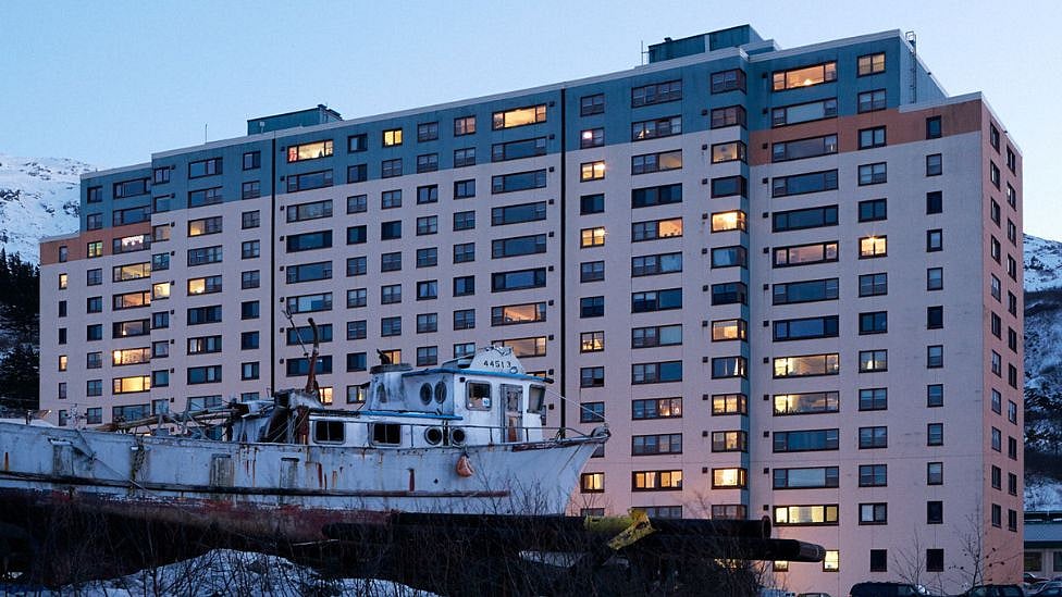 அலாஸ்கா : இந்த ஒரு கட்டிடம்தான் முழு நகரமே; என்னென்ன வசதிகள் இருக்கிறது? - ஓர் அடடே ஸ்பாட்