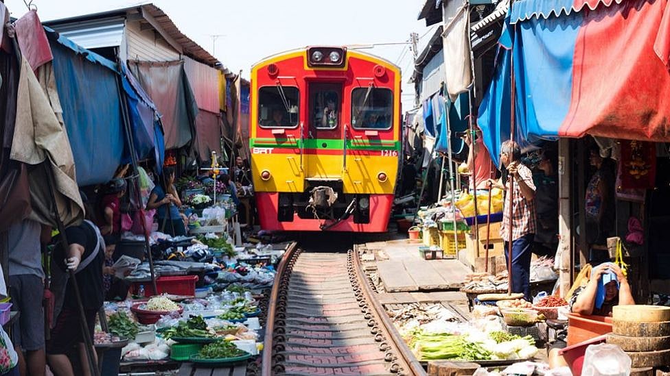 உலகின் மிகவும் விசித்திரமான் ரயில் பாதைகள் - எங்கே இருக்கிறது தெரியுமா?