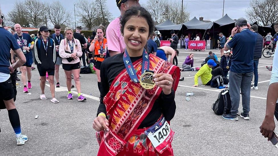 புடவை அணிந்துகொண்டு 42 கி.மீ மாரத்தான் ஓடிய 41 வயது இந்திய பெண் - குவியும் பாராட்டு