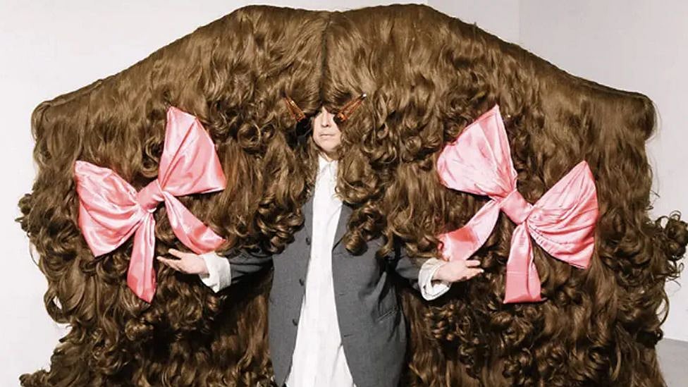 8 அடி 6 அங்குலம்: உலகின் மிக அகலமான விக் - கின்னஸ் சாதனை படைத்த ஆஸ்திரேலிய பெண்