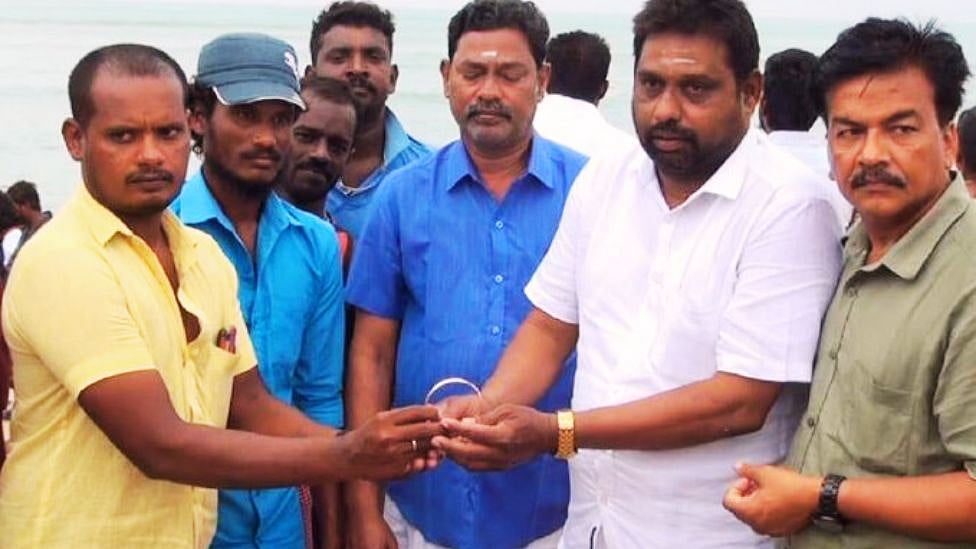 திருச்செந்தூர்: கடலில் தொலைந்த 5 பவுன் தங்க காப்பு; 2 நாளில் கிடைத்த அதிசயம் - எப்படி?