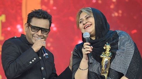 AR Rahman: ”இந்தி வேண்டாம் தமிழில் பேசுங்க”  மேடையில் மனைவியை செல்லமாக அதட்டிய இசைப்புயல்?