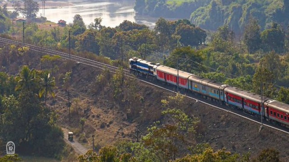 கேரளா : ஓடும் ரயிலில் தீவைத்த நபர்; 3 பேர் உயிரிழப்பு, 8 பேர் காயம் - என்ன நடந்தது?