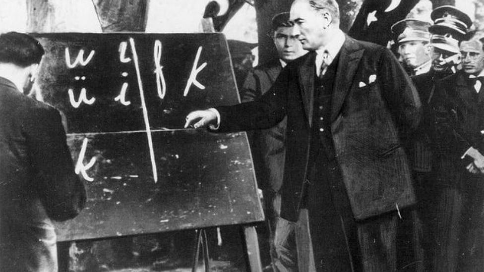 Q, W, X எழுத்துக்கள் துருக்கியில் சட்டவிரோதமானவை - வரலாற்று பின்னணி என்ன?