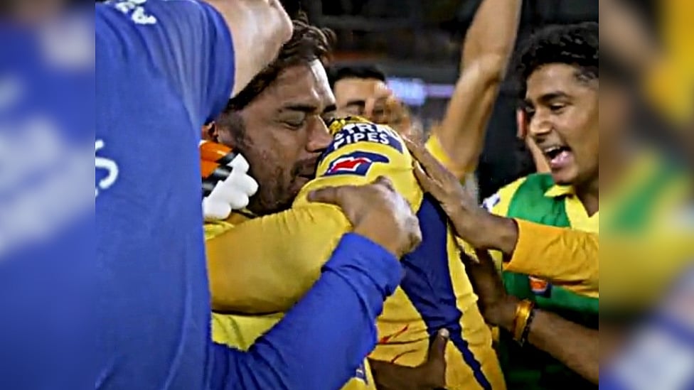 CSK: கண்கலங்கிய தோனி, மனமுடைந்த மோஹித் சர்மா - உணர்வுப்பூர்வமாக நிறைவடைந்த 2023ன் ஐபிஎல்