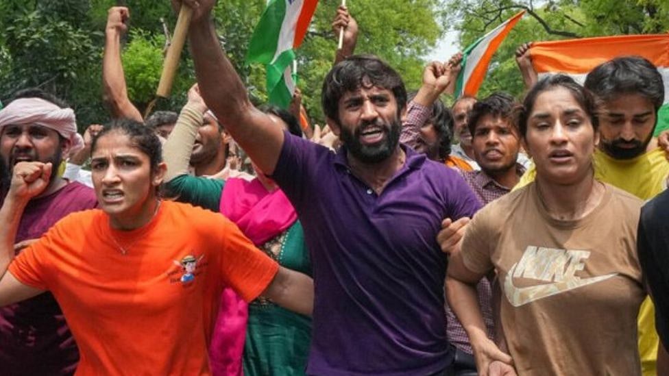 ”கங்கையில் பதக்கங்களை எறியவில்லை” மல்யுத்த வீரர்களை தடுத்த விவசாயிகள் - என்ன நடந்தது?