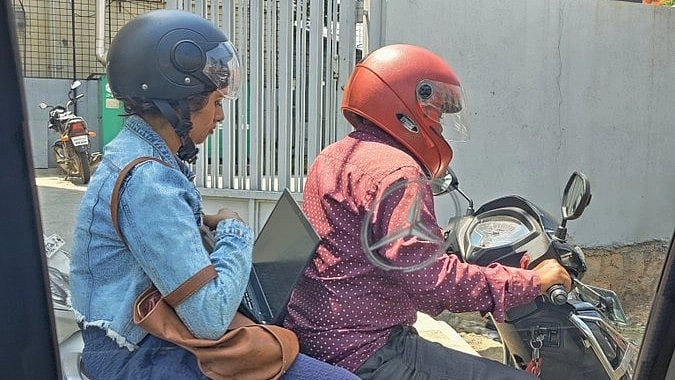 யாரு சாமி நீ? பைக்கில் செல்லும் போதும் லேப்டாபில் வேலை செய்த Bengaluru பெண் - வைரல் பிக்!
