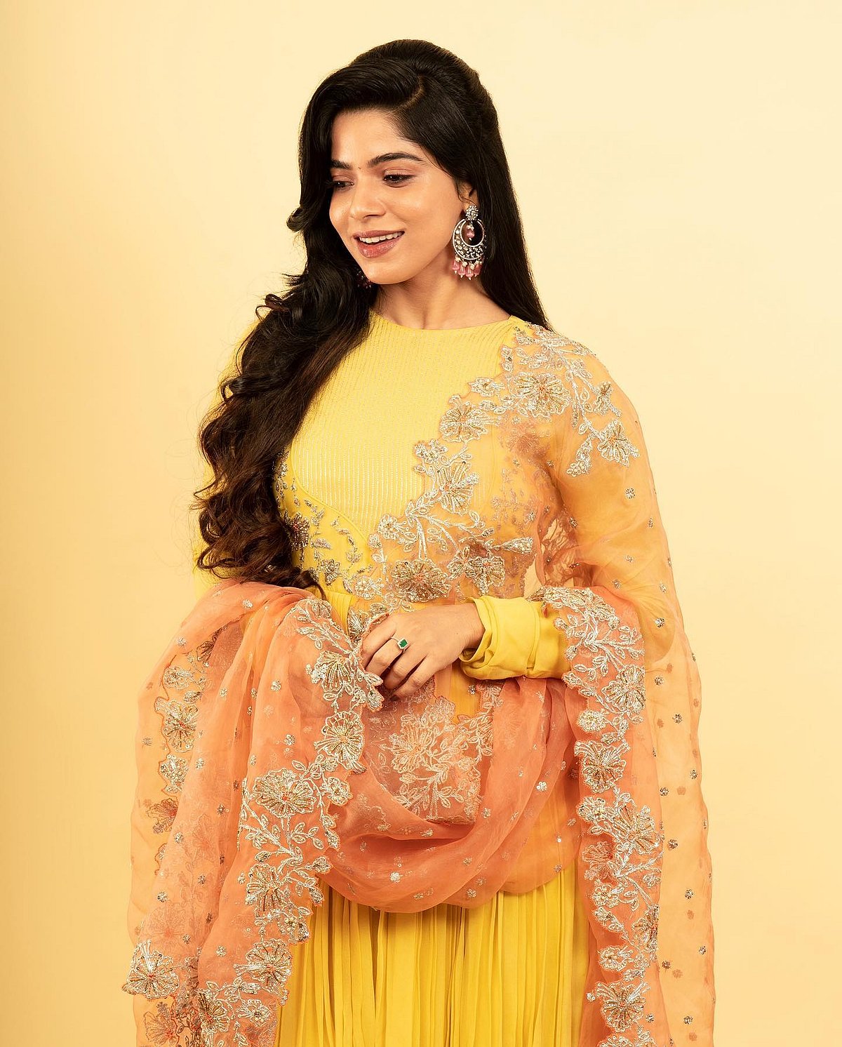 ”மாலை நிலவின் மரகத மஞ்சள்” நடிகை திவ்ய பாரதியின் லேட்டஸ்ட் க்ளிக்ஸ் | Visual Story