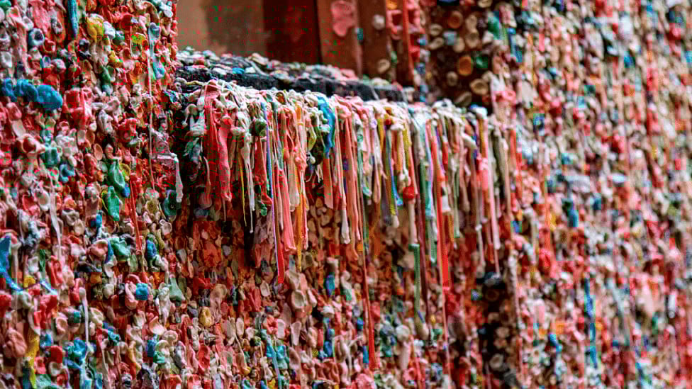 அமெரிக்கா: வாயில் போட்டு மென்ற Bubble Gumஐ சுவற்றில் ஒட்டும் விநோத வழக்கம் - ஏன்?