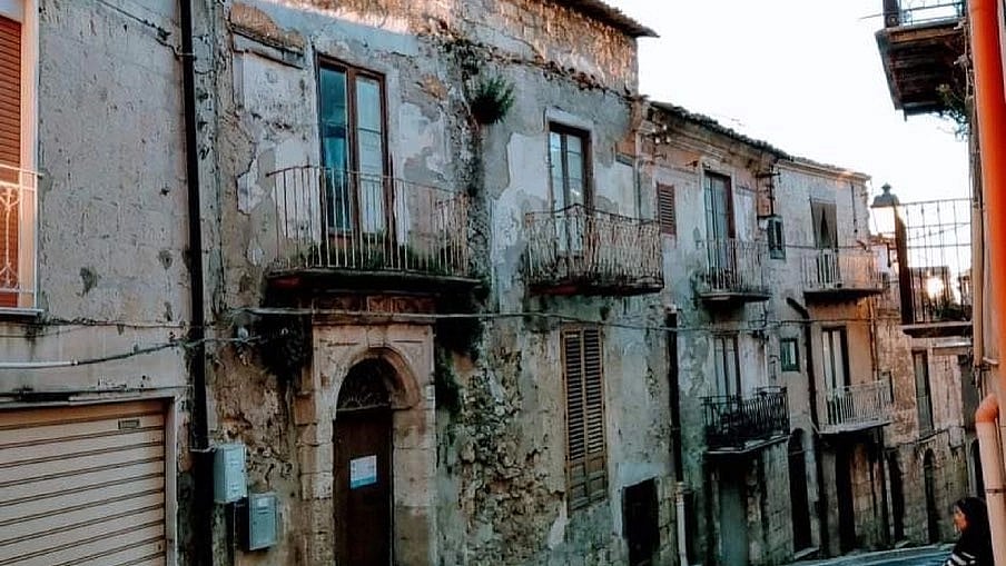 இத்தாலி : 3 வீடுகளை வெறும் 270 ரூபாய்க்கு வாங்கிய பெண் - எப்படி?