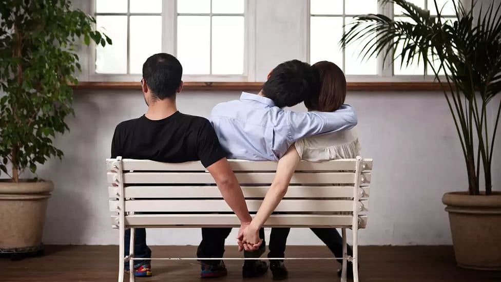 சீனா: திருமணம் மீறிய உறவில் இருந்தால்... ஊழியர்களுக்கு கறார் கண்டிஷன் போட்ட நிறுவனம்- ஏன்?