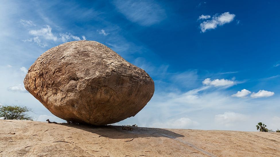 மகாபலிபுரம்: 250 டன் எடை, 20 அடி உயரம்  கொண்ட அசைக்கவே முடியாத பாறை - மர்ம பின்னணி என்ன?