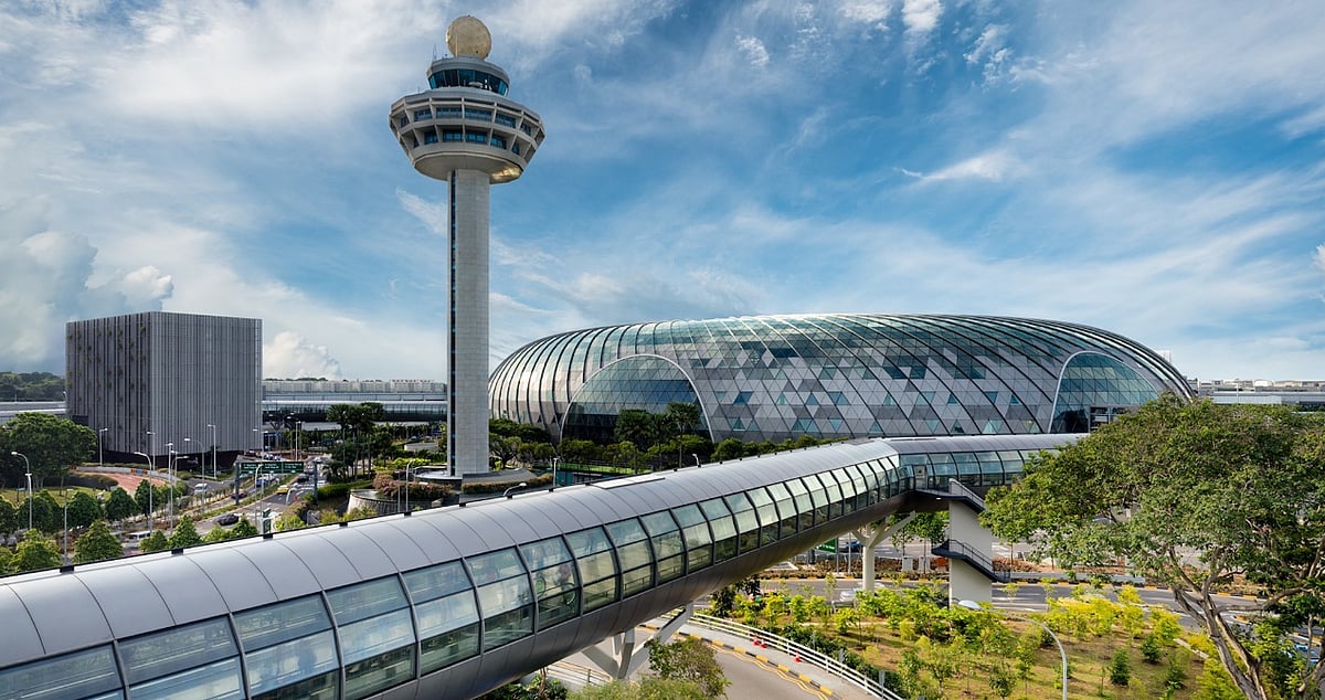 அருவி முதல் வீடியோ கேம் வரை: உலகின் சிறந்த விமான நிலையம் இதுதான்- என்னென்ன வசதிகள் உள்ளது?