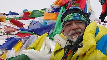 ”காதலே காதலே” மனைவியின் கடைசி ஆசையை நிறைவேற்ற 60 வயதில் எவரெஸ்ட் சிகரம் ஏறிய கணவர்!