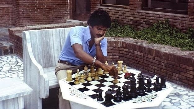 ஆனந்த் மஹிந்திரா: ஹனிமூனில் செஸ் விளையாடிய தொழிலதிபர் - இணையத்தில் வைரலாகும் புகைப்படம் 