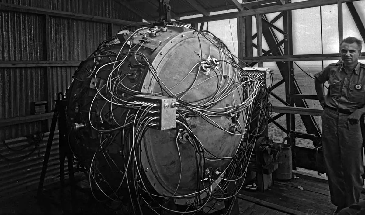 உலகின் முதல் அணுகுண்டு வெடிப்பில் கிடைத்த ஒளிரும் கண்ணாடிகள் - கேட்ஜெட் சோதனை தெரியுமா?