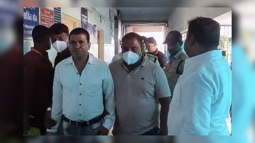 மத்திய பிரதேசம்: லஞ்சமாக வாங்கிய பணத்தை வாயில் போட்டு விழுங்கிய அரசு அதிகாரி | Viral Video