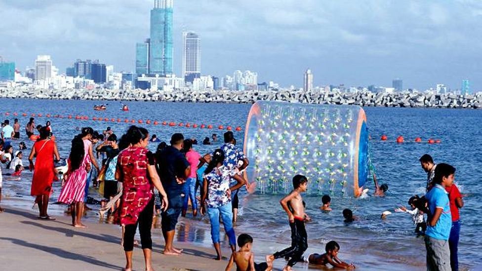 இலங்கை : செயற்கை கடற்கரையை காண குவியும் மக்கள் - எப்படி உருவானது தெரியுமா?