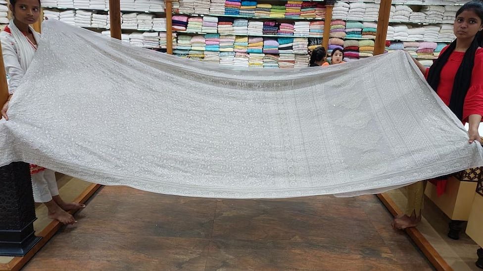 இந்த சேலையின் விலை 9 லட்சமாம்! அப்படி என்ன ஸ்பெஷல்?