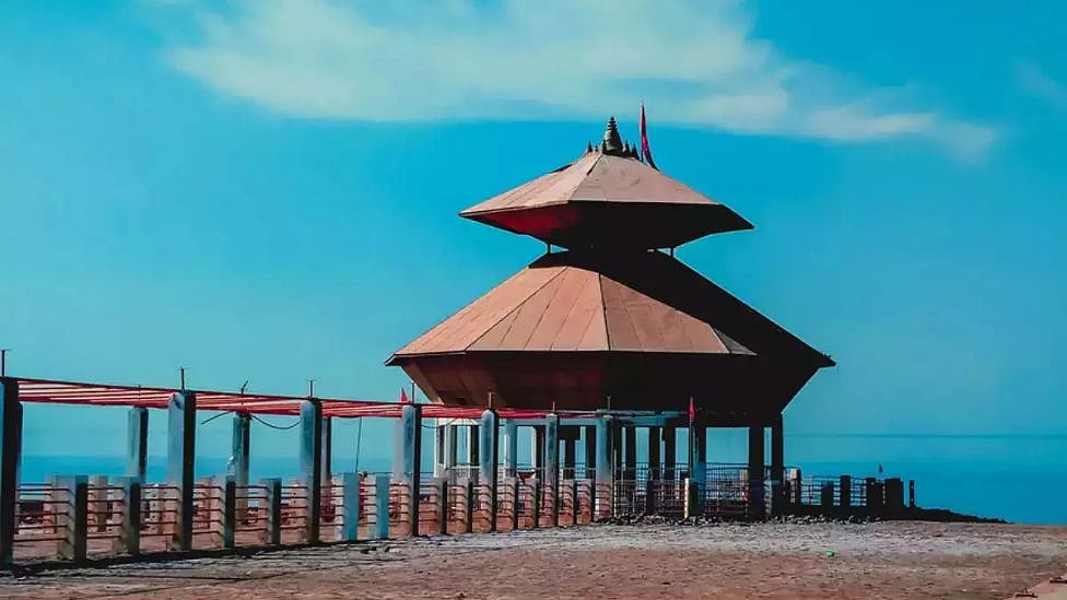 தினமும் இரண்டு முறை மறையும் சிவன் கோவில் - எங்கே நிகழ்கிறது இந்த அதிசயம்?