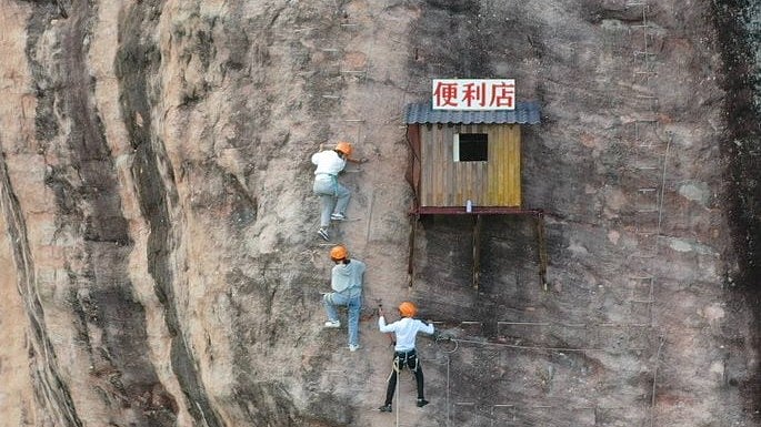 சீனா: அந்தரத்தில் தொங்கும் பெட்டிக்கடை - திக் திக் ஷாப்பிங் செய்ய ரெடியா?