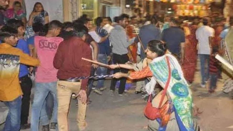 ஆண்களை பெண்கள் குச்சியால் துரத்தி துரத்தி அடிக்கும் வினோத திருவிழா - எங்கே?