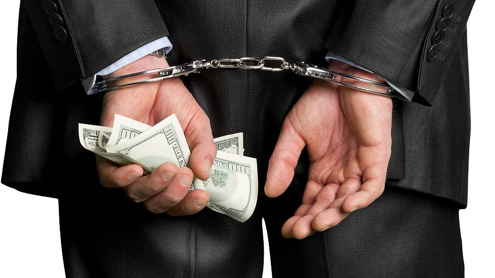 திருட்டுத்தனமாக மனைவி பெயரை சேர்த்து 10 ஆண்டுகளாக இரட்டை சம்பளம் வாங்கிய ஊழியர் - எங்கே?