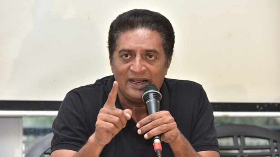 நடிகர் பிரகாஷ்ராஜ் நின்ற இடத்தை கோமியம் தெளித்து சுத்தம் செய்த மாணவர்கள் - என்ன நடந்தது?