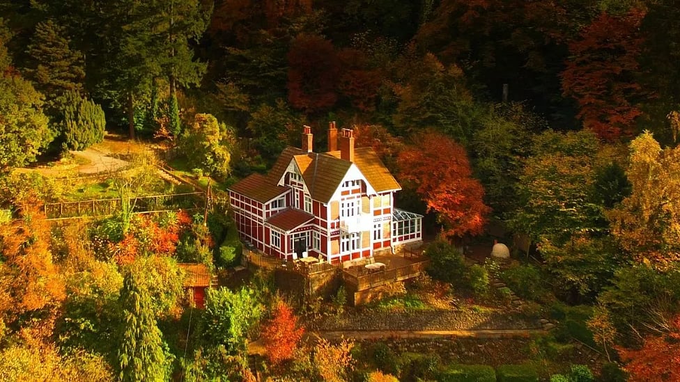 Sex Education: ரசிகர்களை ஈர்த்த ஓடிஸின் வீட்டில் இவ்வளவு இருக்கா? விலை என்ன தெரியுமா?