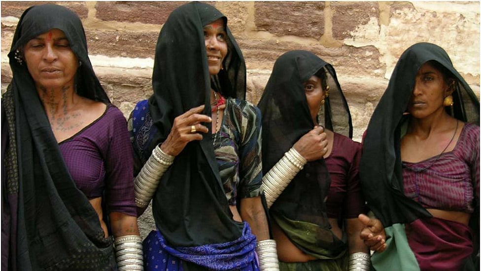 Rudaali: பணம் வாங்கி கொண்டு இறுதிசடங்கில் அழும் பெண்கள் - கண்ணீரின் விலை என்ன? | Explainer