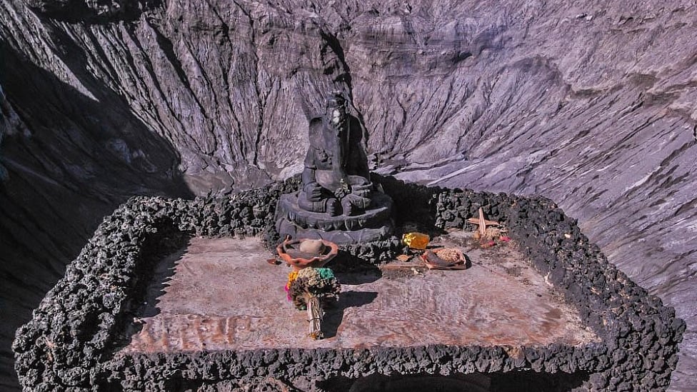 எரிமலையின் உச்சியில் அமைந்திருக்கும் விநாயகர் சிலை - எங்கே?