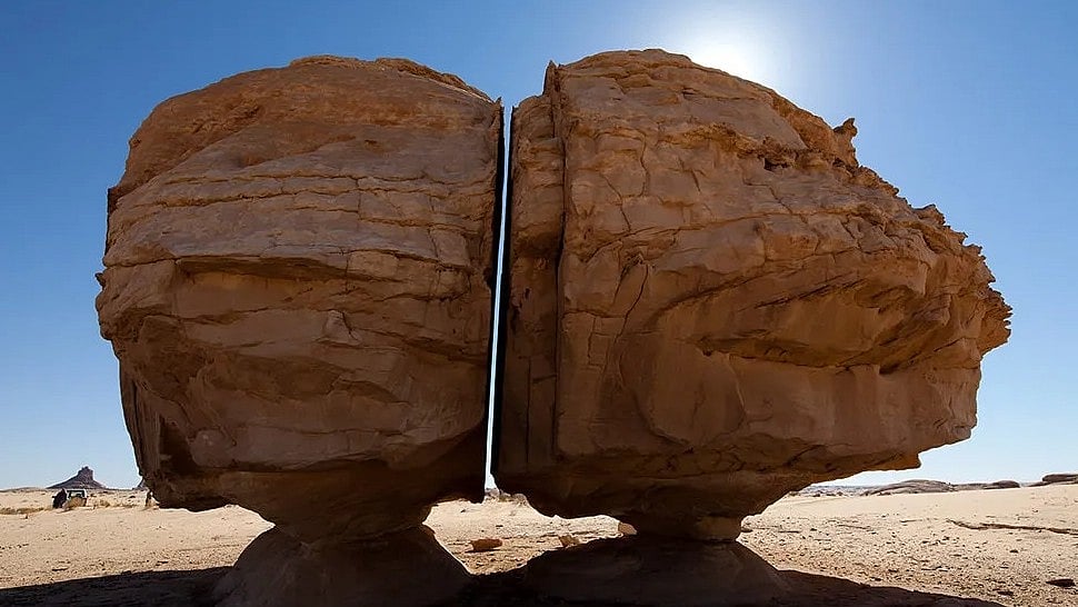 சவுதி அரேபியா: பேய்களால் உருவாக்கப்பட்டதா இந்த இரட்டை பாறை? Al Naslaa-வின் மர்மம் என்ன?