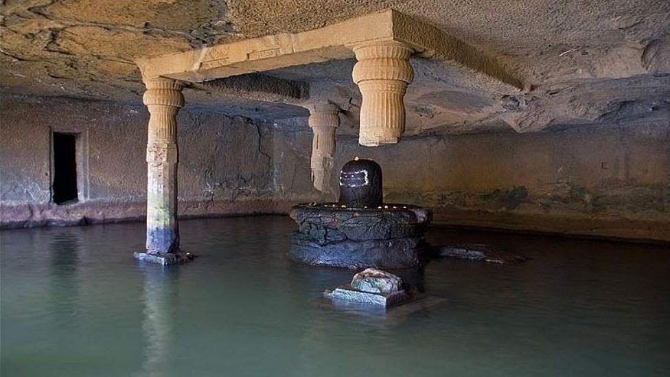 தண்ணீருக்கு நடுவில் ஒற்றை தூணில் நிற்கும் சிவன் கோவில் - பின்னணி என்ன?