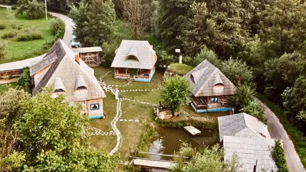 ருமேனியா: வெறும் 6 கோடி விலைக்கு வரும் அழகிய கிராமம் - என்ன சிறப்பு?