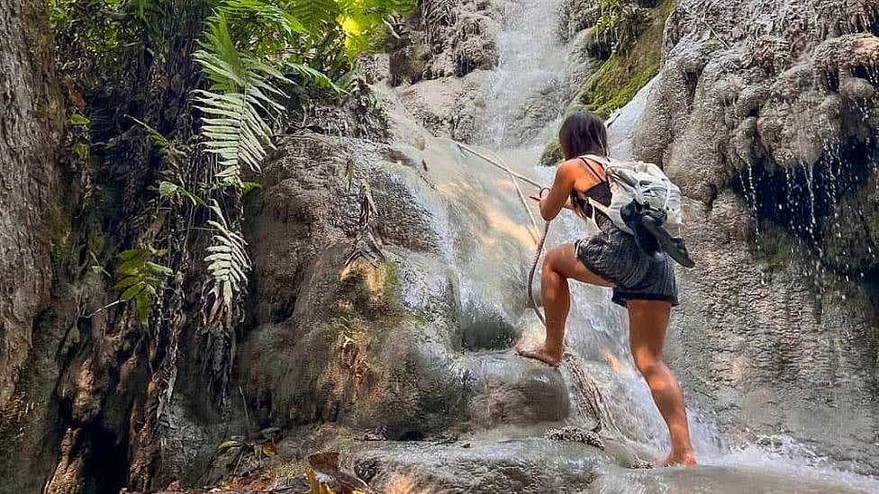 தாய்லாந்து: நீர்வீழ்ச்சி வழியாக மேலே ஏறலாம் - ‘ஒட்டும் அருவி’ பற்றி தெரியுமா? 