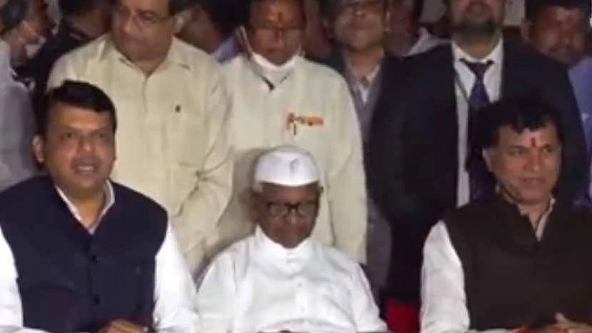 বিজেপি নেতা দেবেন্দ্র ফড়নবীশকে পাশে নিয়ে কৃষক আন্দোলনে নিজের অবস্থান থেকে পিছু হটলেন আন্না হাজারে