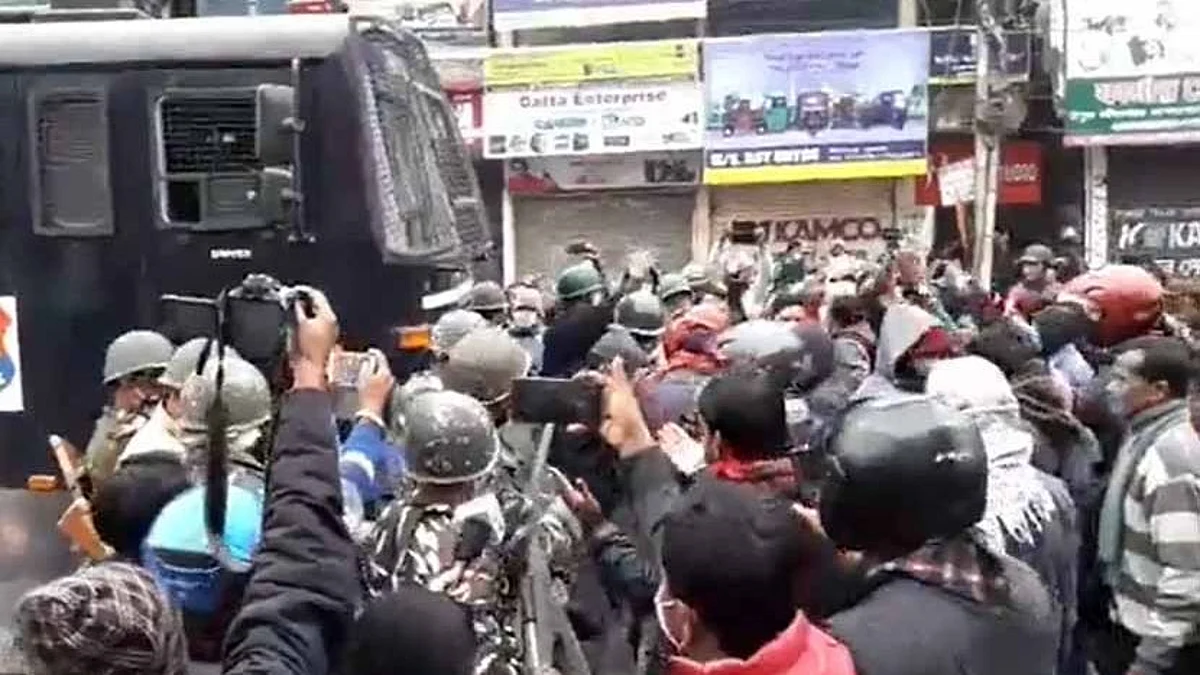 ত্রিপুরায় আন্দোলনরত শিক্ষকদের মঞ্চ ভাঙলো পুলিশ, বিপ্লব দেবের বাড়ির সামনে বিক্ষোভে জলকামান, লাঠি
