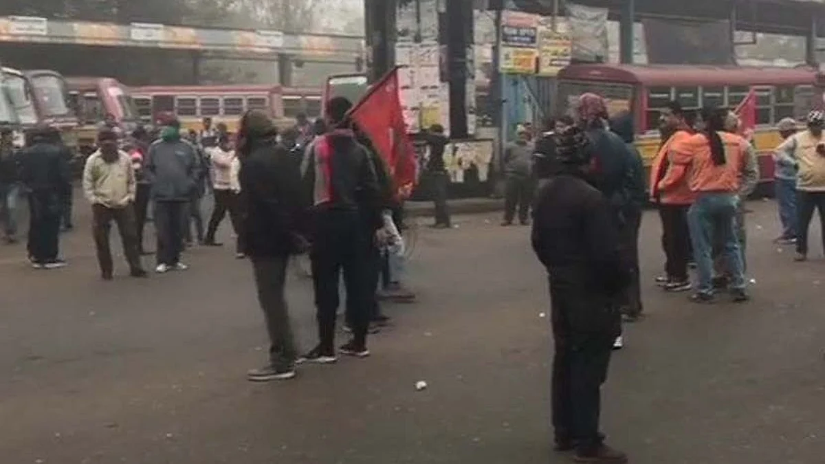 কৃষকদের ডাকা ভারত বনধে ব্যাপক সাড়া রাজ্যে, একাধিক জায়গায় অবরোধ, পুড়ছে কুশপুতুল
