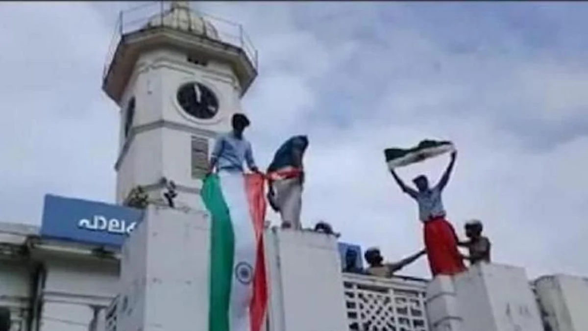 কেরলের পালাক্কাদ পৌরসভায় ‘জয় শ্রীরাম’ ব্যানার সরিয়ে জাতীয় পতাকা উত্তোলন বামকর্মীদের