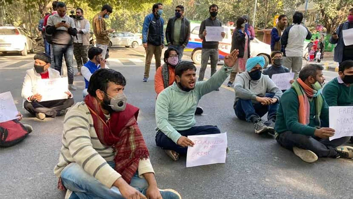 সিঙ্ঘু সীমান্ত থেকে আটক সাংবাদিক মনদীপ পুনিয়ার মুক্তির দাবীতে সাংবাদিকদের বিক্ষোভ