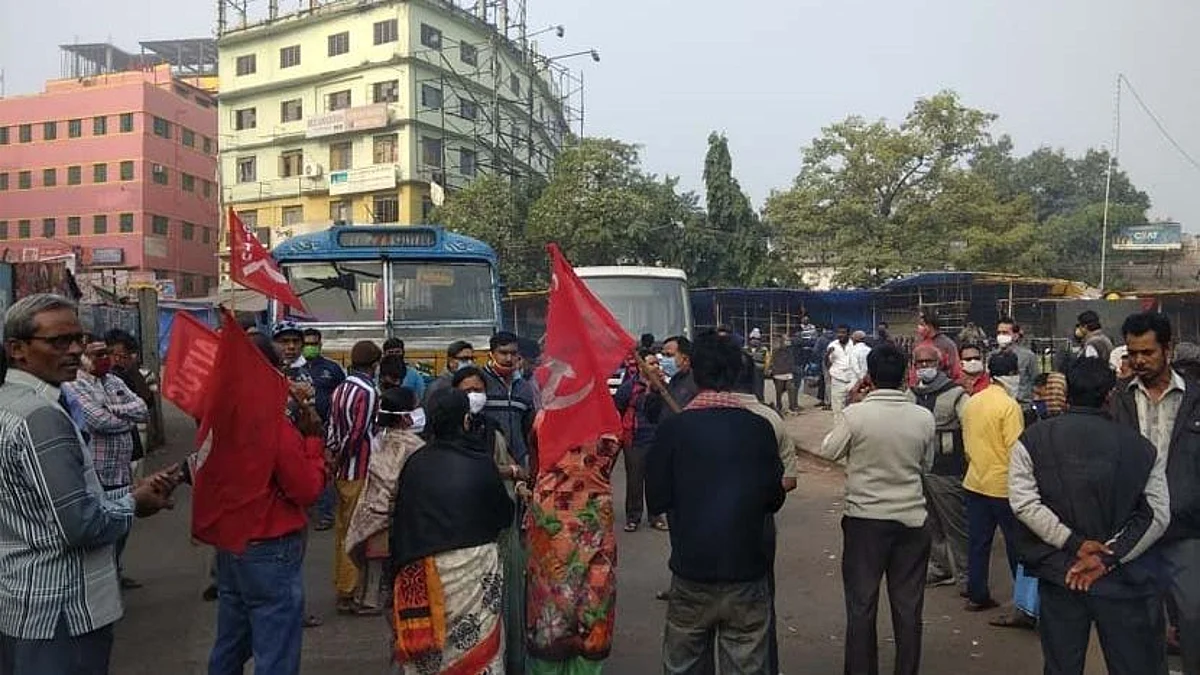 সকাল থেকে বনধের প্রভাব পড়ল শহরে