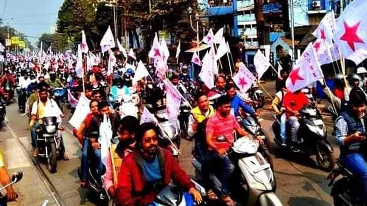 মেলেনি পুলিশি অনুমতি: নবান্ন অভিযানের সমর্থনে কলকাতায় DYFI-এর বাইক মিছিল