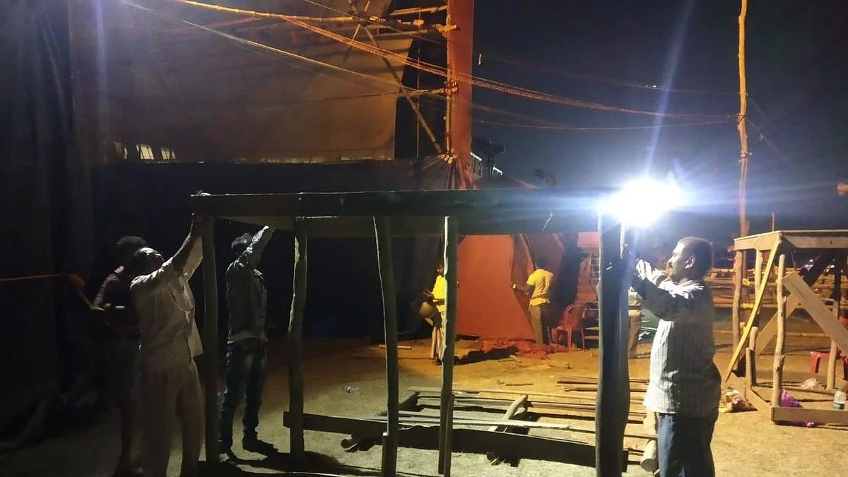মঞ্চ সাজাতে ব্যস্ত কর্মীরা