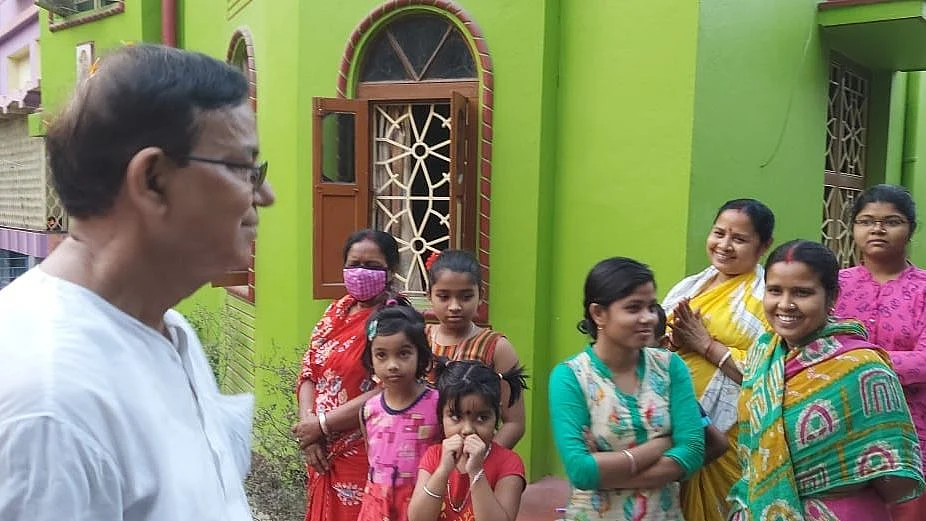 স্বাগত জানাতে বাড়ি থেকে বেরিয়ে এসেছেন মহিলারা
