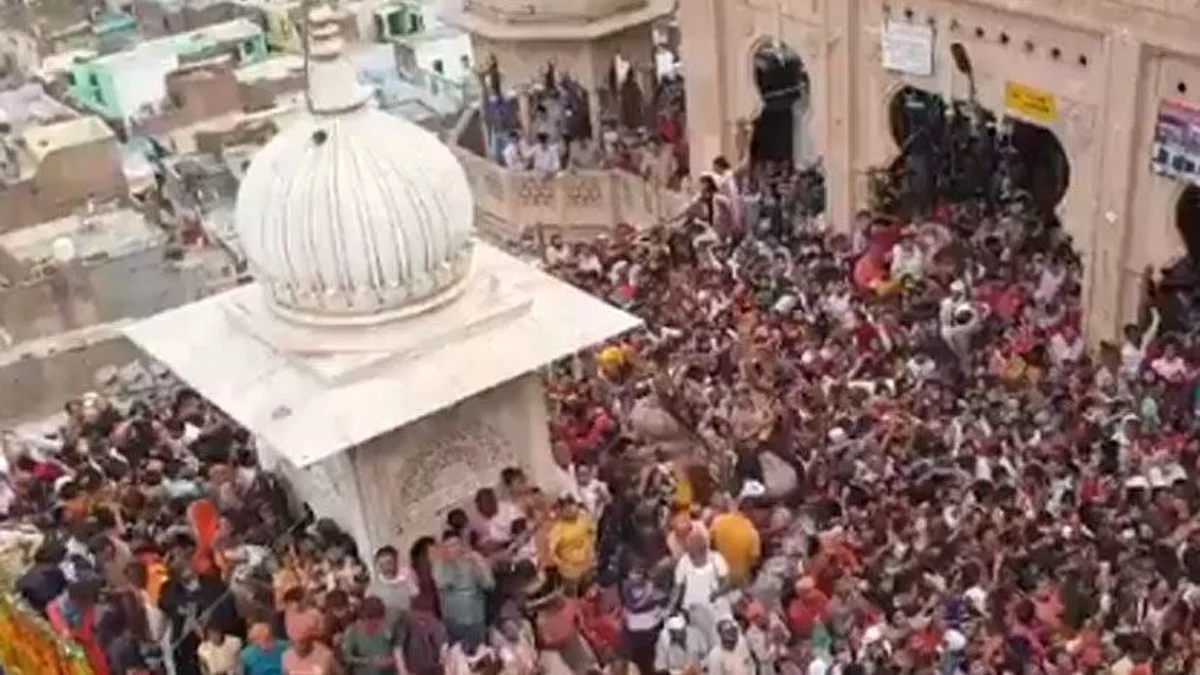 উত্তরপ্রদেশ: 'লাড্ডু মার হোলি' উৎসবে হাজার হাজার মানুষের ভিড়, অধিকাংশেরই মুখে নেই মাস্ক