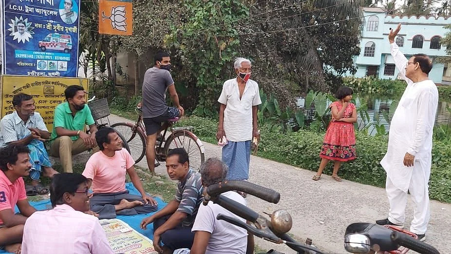 পৌঁছে যাচ্ছেন বাড়িতে বাড়িতে