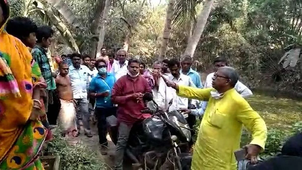 WB Election 21: দলীয় কর্মীকে সপাটে চড়, প্রচারে বেরিয়ে মেজাজ হারালেন মানস ভুঁইয়া