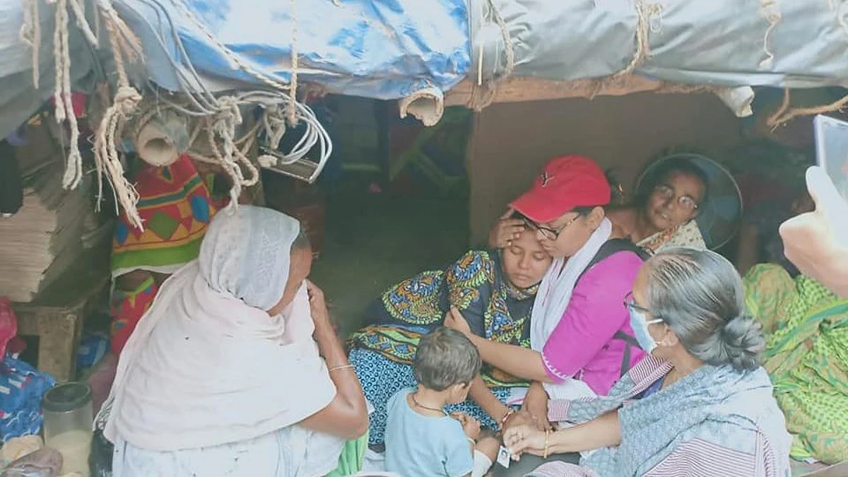 বর্ধমানঃ বল ভেবে খেলতে গিয়ে বোমা ফেটে মৃত শিশু, পরিবারের সাথে দেখা করলেন বাম প্রার্থী পৃথা