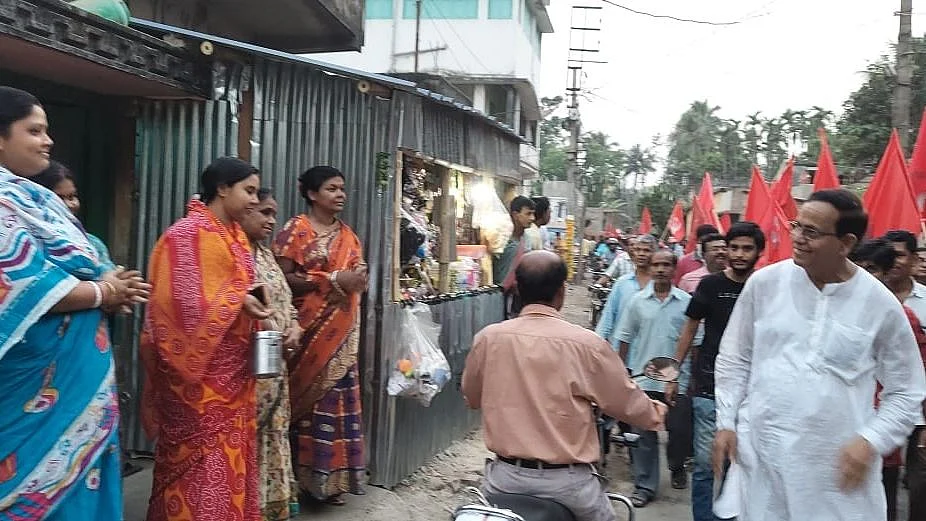 প্রচার মিছিল দেখতে রাস্তার দু-ধারে জমায়েত