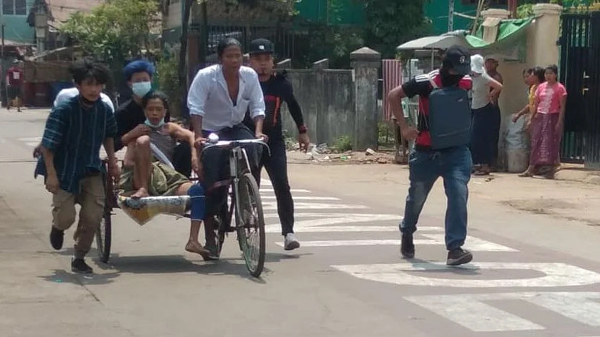 মায়ানমারে গণতন্ত্র ফেরানোর দাবিতে বিভিন্ন শহরে বিক্ষোভ, সেনার গুলিতে নিহত কমপক্ষে ৫০